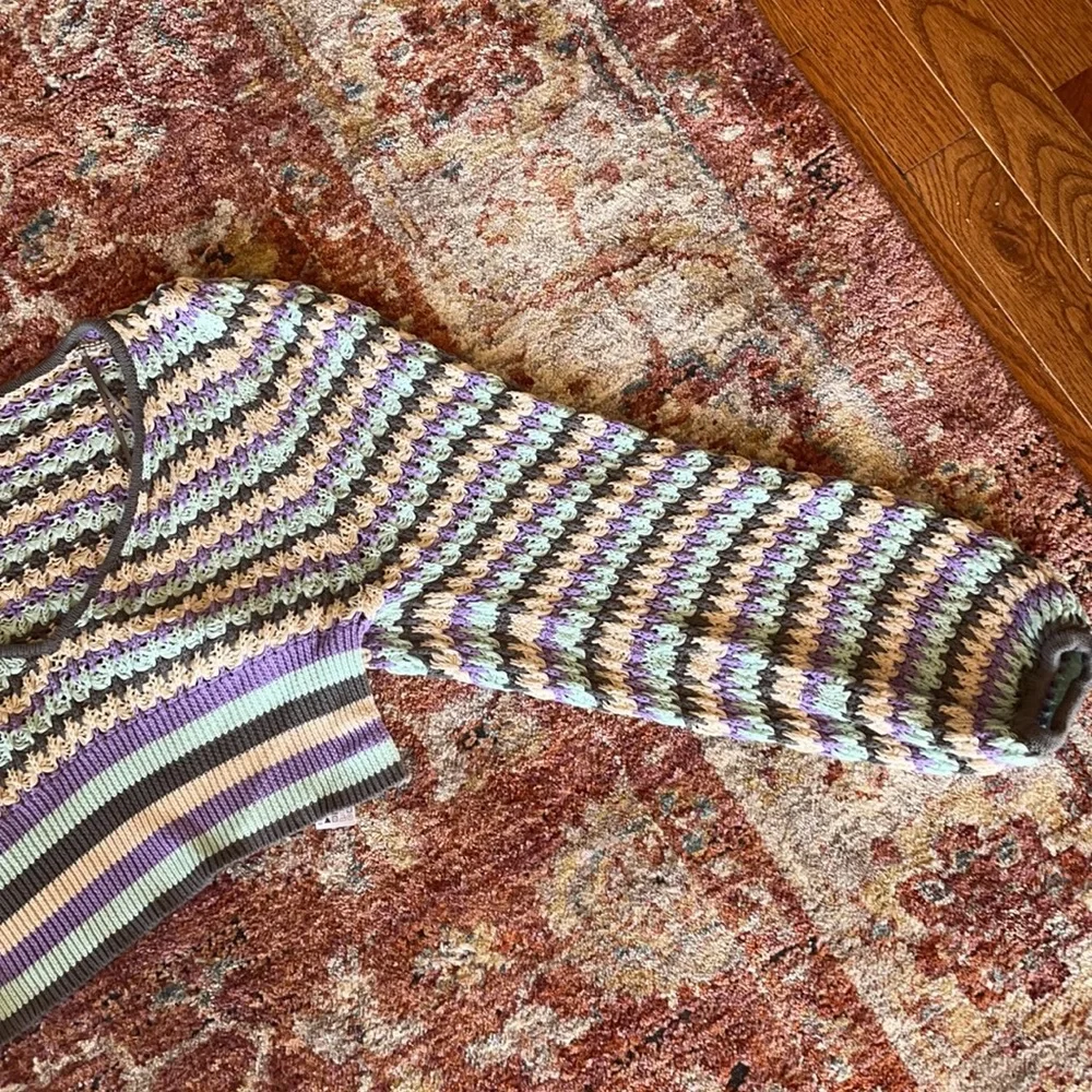 Small pastel colored top - Picture 4 of 5